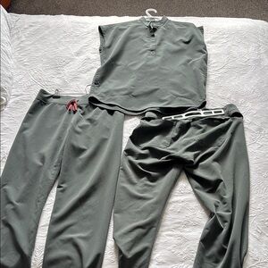 Figs Scrubs Bonsai : top and 2 pants